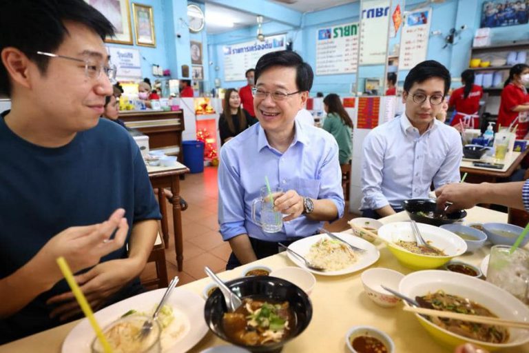 李家超與隨行的特區政府官員及駐曼谷經貿辦人員，一起到曼谷街磺小店吃早餐。