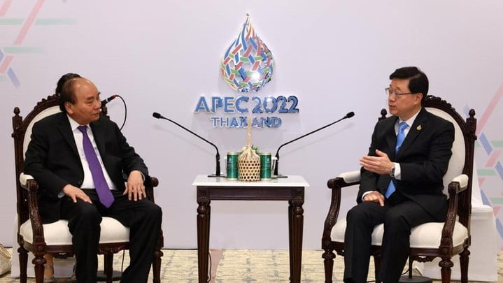 特首李家超（右）與越南國家主席阮春福，進行雙邊會談。