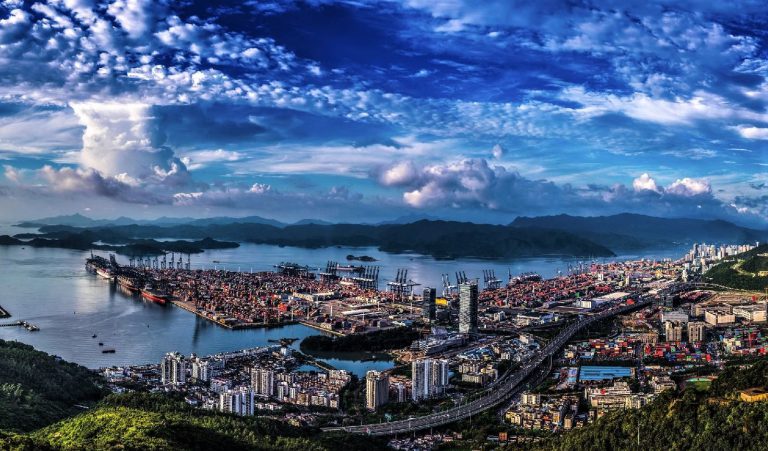 「第二屆大灣區國際航運大會」，本周二將會在香港與廣州同步舉行。圖為深圳鹽田港貨櫃碼頭。