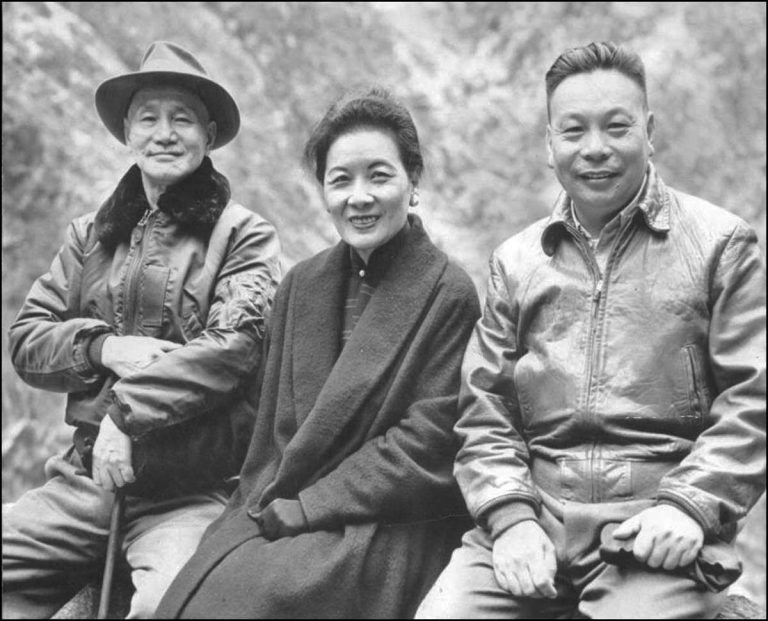 蔣介石（左起）、蔣介石妻宋美齡和蔣經國難得的合照。