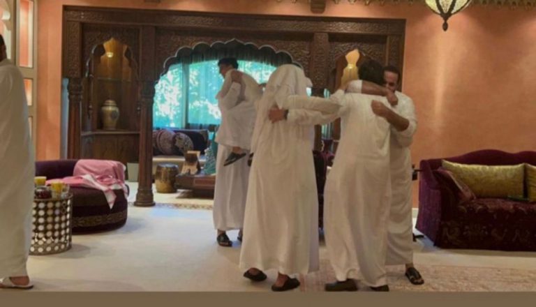 沙特王儲穆罕默德．沙爾曼在電視見到沙特入球後和親友慶祝。﹙互聯網﹚