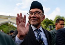 國家元首點名解紛爭　安華宣誓就任馬來西亞首相