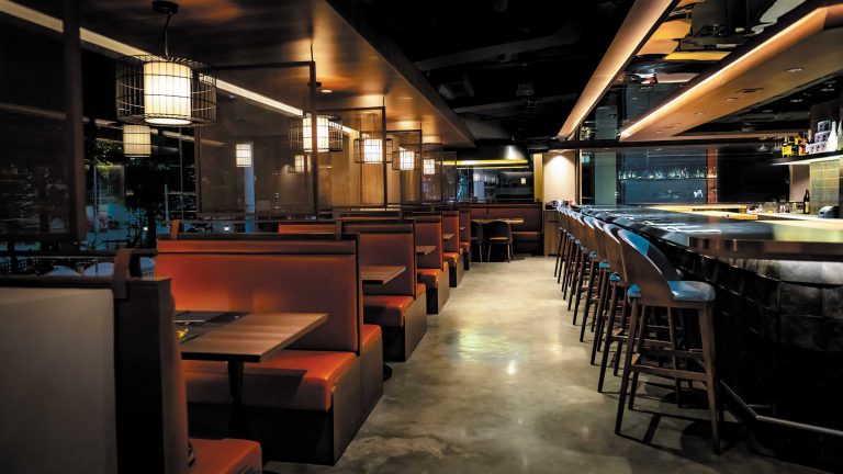 餐廳依照日本關西地區的隱世居酒屋設計而成，入夜後更具氣氛。