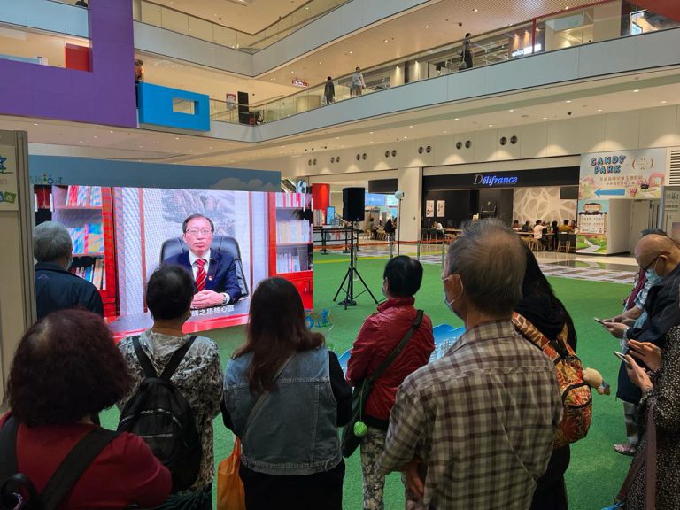 鄉親在觀看福建省旅遊廳副廳長肖長培的視頻祝賀。
