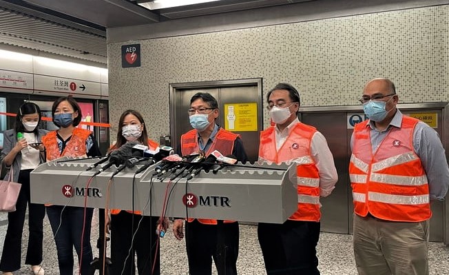 林世雄（右三）表示，當局會依照現行懲罰機制，處理港鐵今次事件。