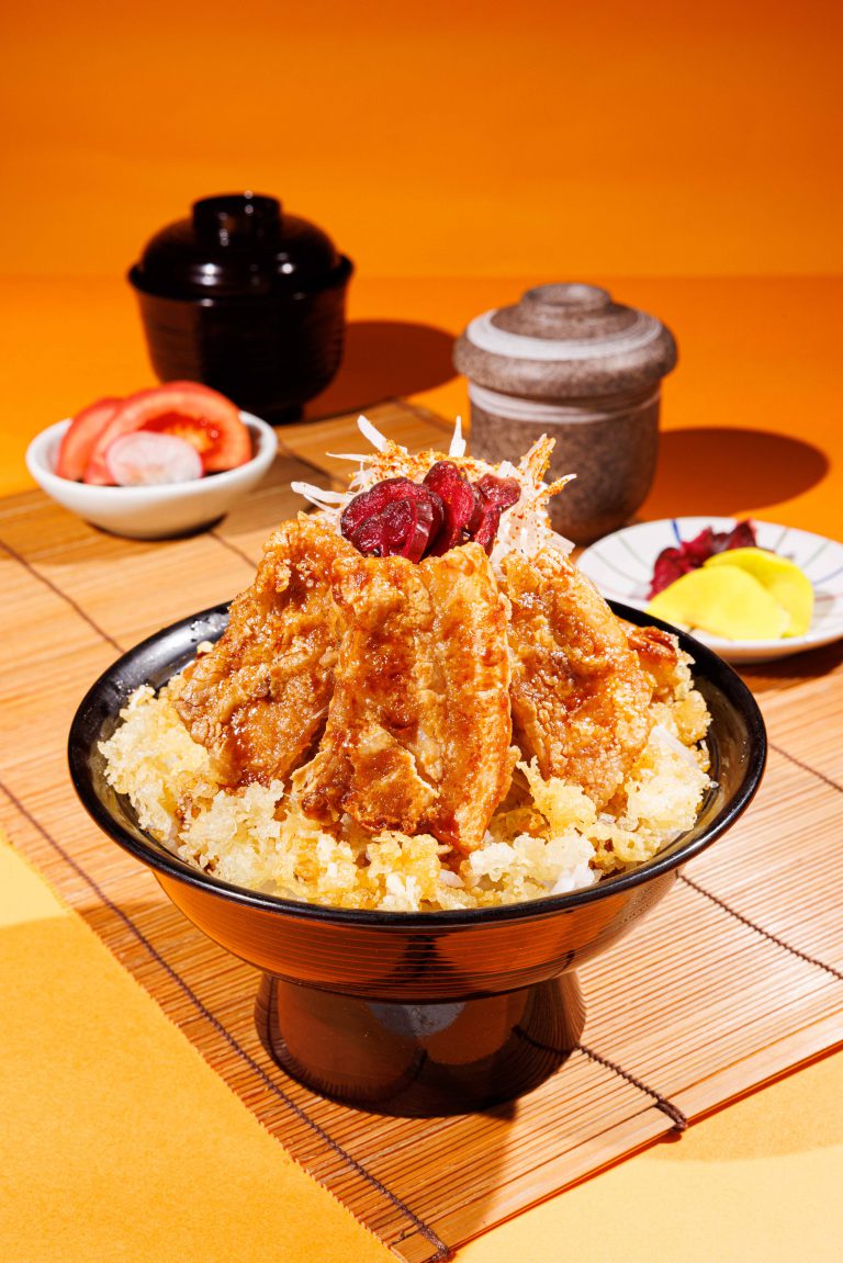 北海道燒豚丼，豬肉油脂分布平均，飯面加有天婦羅脆脆，多一分口感。