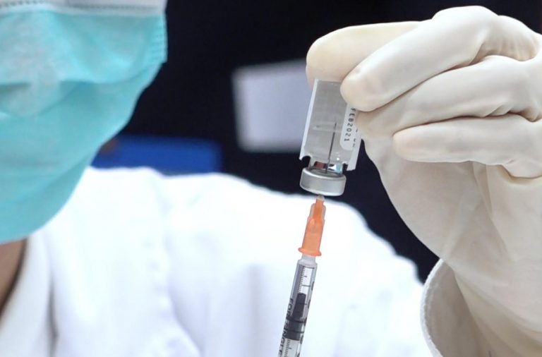 市民12月3日起開始可以接種復必泰二價疫苗。（RTHK）