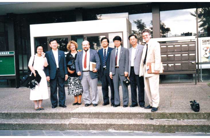  1988年工聯會代表訪問英國、德國和義大利工會，譚耀宗(右四)亦有隨行。(工聯會圖片)