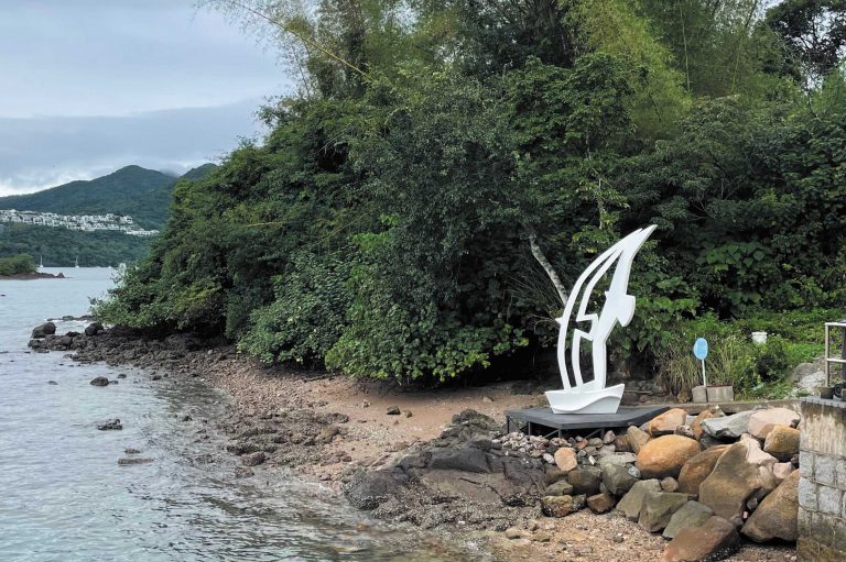 位於鹽田梓碼頭的純白雕塑《歸航》，創作靈感源自小船及鴿子。
