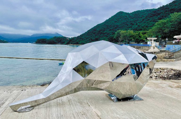 放於橋咀洲碼頭旁的《海洋說》，是以海螺作設計造型的金屬雕塑作品。