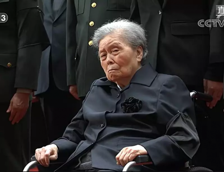 94歲的江澤民遺孀王冶坪坐輪椅出席江澤民追悼大會。（央視新聞截圖）