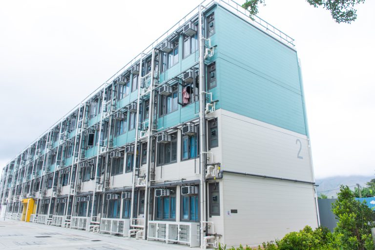 「AluHouse鋁遊家」在設計「組裝合成」建築階段，已考慮到所有十年一遇的颱風、天災，而建築設計使用年限都要求是50年。