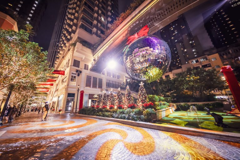 全亞洲最巨型、7米直徑的鏡面球懸掛於中庭廣場，晚上勁閃。