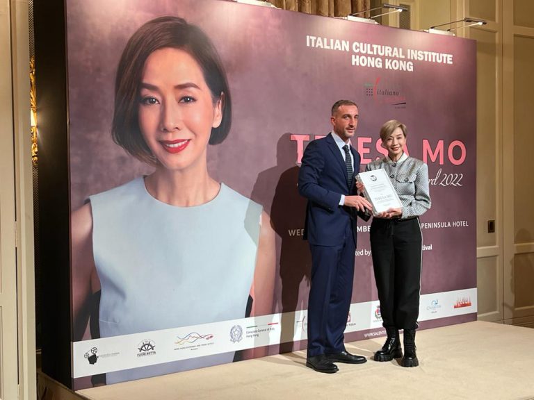 毛舜筠獲意大利薩蘭托電影節頒發香港傑出演員獎。