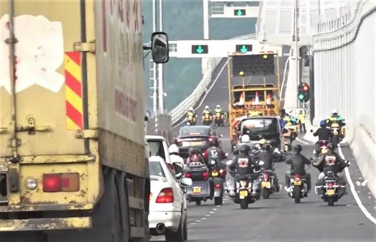 將藍隧道及將軍澳跨灣大橋正式啟用，在警車與工程車開路下，首批車輛經環澳路駛上將軍澳跨灣大橋。