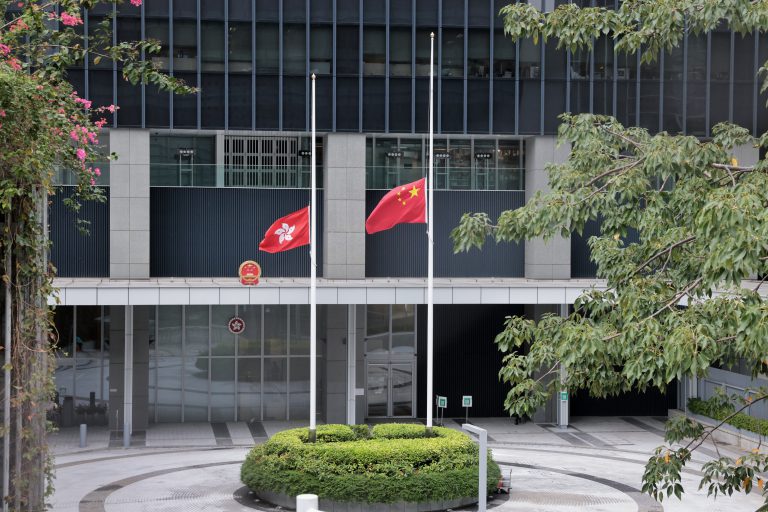 政府總部等主要建築物今日起下半旗，悼念江澤民逝世。（中通社）