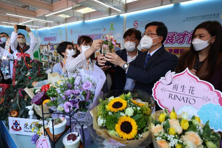 李家超購買了由聽障人士製作的仿真花，希望市民支持社企。（李家超FB）