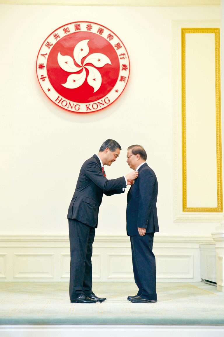 梁振英(左)2016年頒授大紫荊勳章予譚耀宗(右)。(政府新聞處)