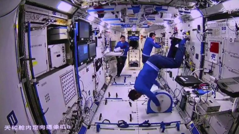 太空人在「天宮空間站」工作。