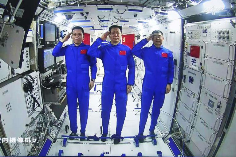 中國太空人在「天宮空間站」向民眾問好。