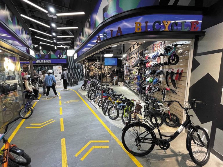 商場新增設單車駅，内內裏設有專營單車租借、售賣單車配件及單車課程的店舖。