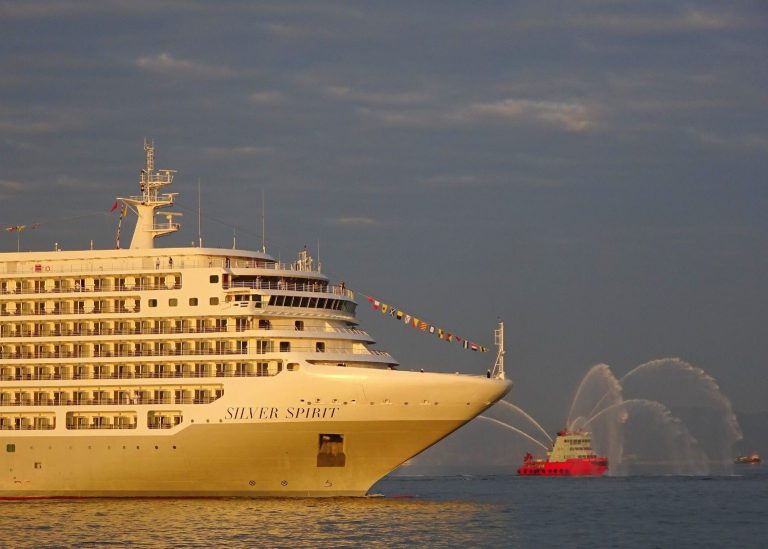 「銀靈號」以香港作為航點停泊在尖沙咀海運碼頭，隨後再啟航前往新加坡。（香港郵輪俱樂部Facebook）