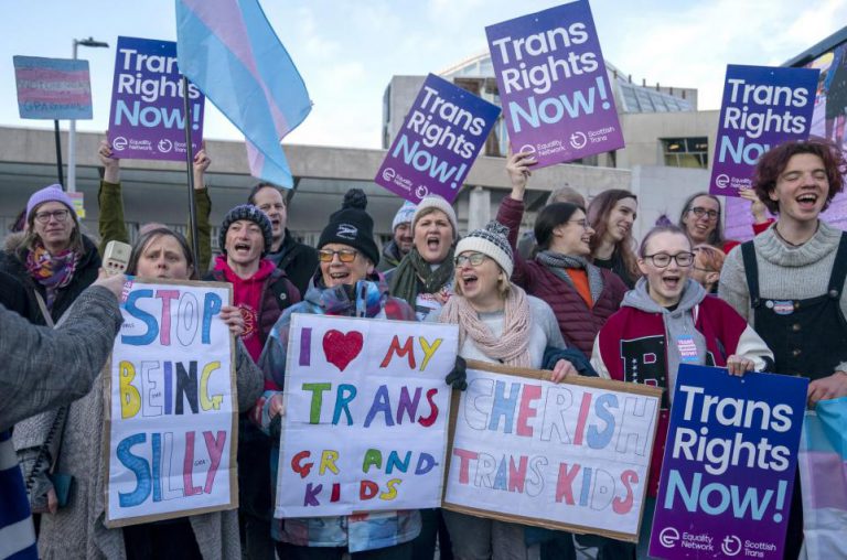蘇格蘭支持推動性別改革的示威者。﹙互聯網﹚