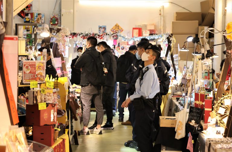 警方在市集的地下攤檔內，搜出包含有反修例事件「圖文簡錄」的物品，當中包括有「光時」旗幟、侮辱國慶等圖像。