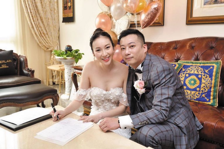 2020年與台灣人楊秉逸在香港大宅簽紙結婚。
