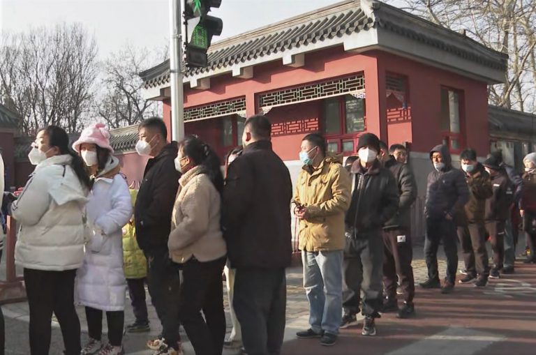 內地放寬防疫的首個農曆年，北京部分廟會重開，吸引不少市民入場感受過年氣氛。