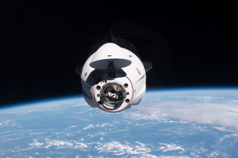 SpaceX天龍號太空船最多可載7人。