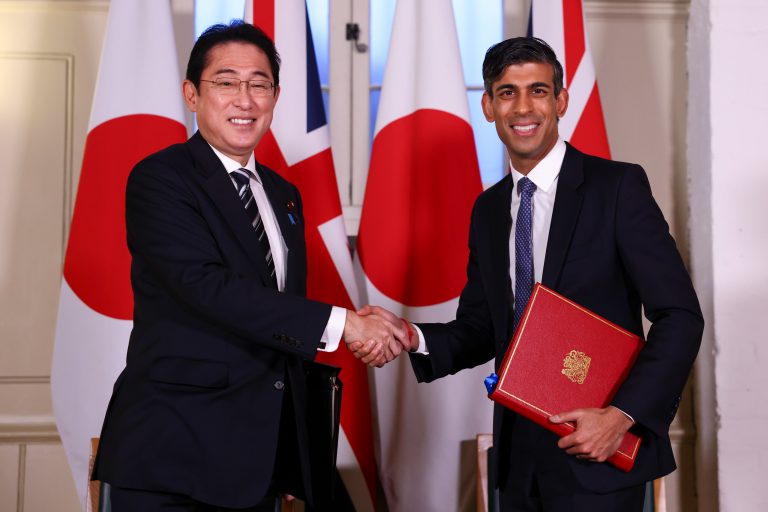 日本首相岸田文雄與英國首相辛偉誠簽署《互惠准入協定》。（Twitter@RishiSunak）
