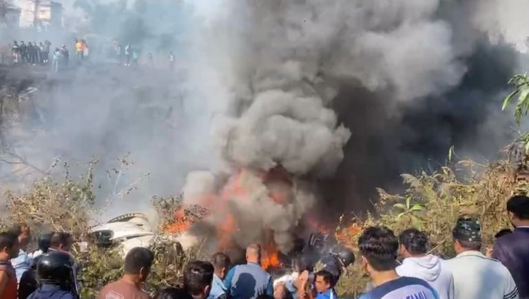 客機墜毀後著火焚燒，冒出大量濃煙。