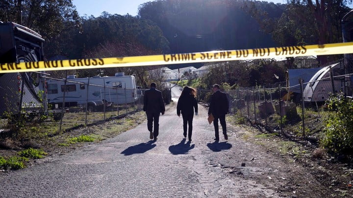 警方封鎖半月灣一個磨菇農場，調查連環問槍殺人案。