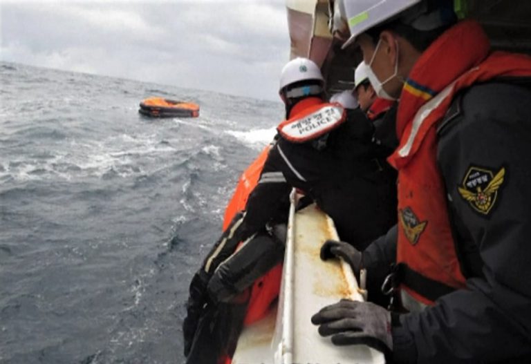 南韓濟州海警廳人員，在出事海域聯同日本海上保安廳搜索失蹤船員。
