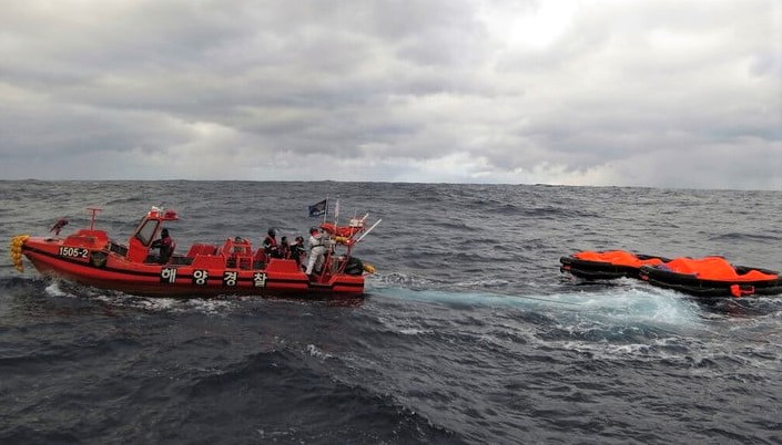 南韓海警將沉沒香港貨船其中一隻救生艇，拖回救援船隻。