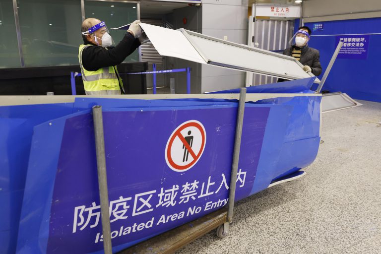中國疾控中心指本輪疫情已接近尾聲。圖為上海浦東國際機場拆除入境旅客閉環轉運防疫圍擋。（中新社）