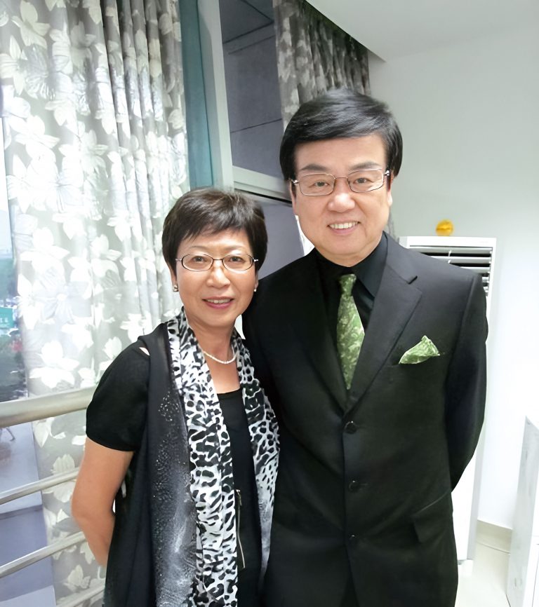 黃百鳴與太太徐文娟在1970年幸福步入了婚姻的殿堂，至今已攜手走過53年。
