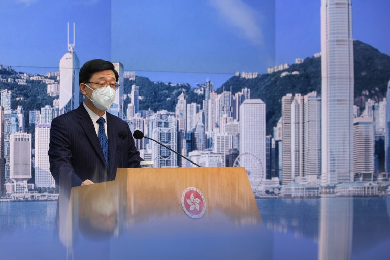 香港特區行政長官李家超在政府總部會見傳媒，回應人大釋法。