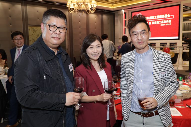 （左起）堅料網義工團服務基金總監李國昌、14億人茶餐廳老闆娘Kate姐、網絡紅人工作者協會主席高松傑。