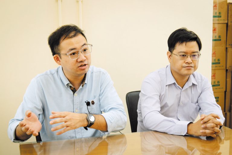 蘇家樂﹙左﹚和莫健榮﹙右﹚要求政府儘快重建彩虹邨。