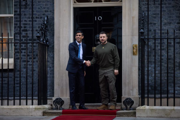 澤連斯基（右）到訪首相府，和辛偉誠合照。（互聯網）