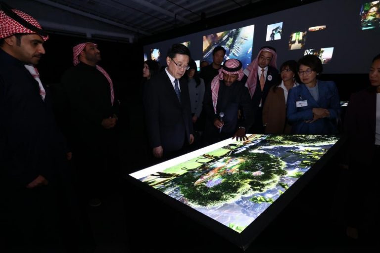 李家超在沙特參觀NEOM未來城市計劃展覽。