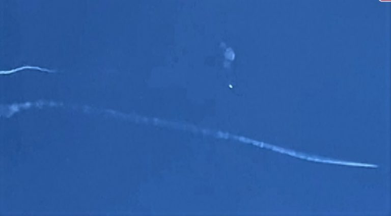 高空氣球被導彈擊中爆炸，墜落大西洋海域。
