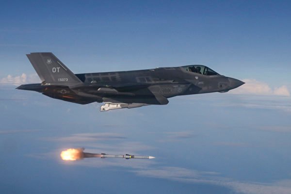 美軍F-22戰機發射AIM-9X響尾蛇空對空導彈。（資料圖片）
