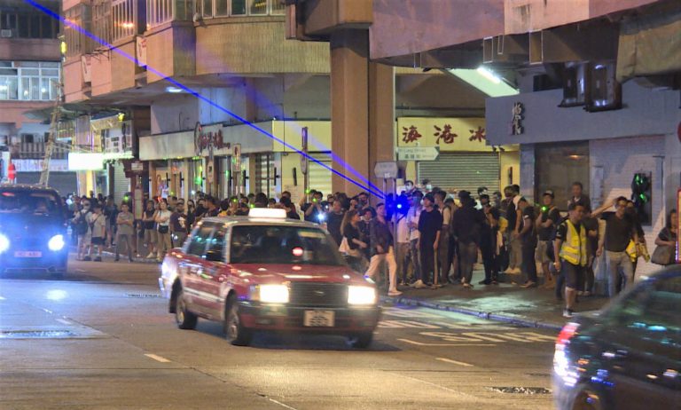 示威者包圍深水埗警署，期間有人向警署內的警員投擲磚塊，又有人以雷射筆射向警署及警員。