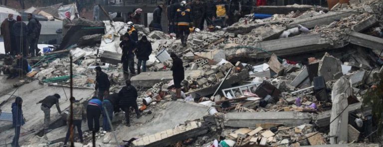 地震至今已導致土、敍兩國共至少4372人死亡，逾1.9萬人受傷。（觀察者網）