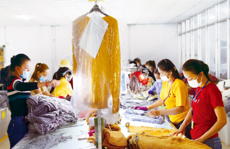 陳祖恒說紡織及製衣業利潤高且需求大，絕對有得做。（中新社）