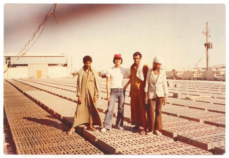 1978 年，沈運龍(左二）一躍成為砂石廠廠長，工廠裏大部分是也門工人。