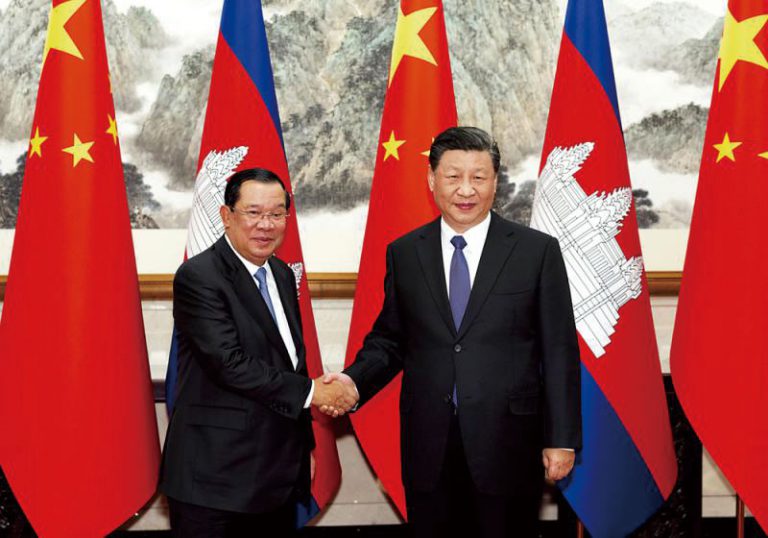 國家主席習近平（右）月前會晤到訪的柬埔寨首相洪森。